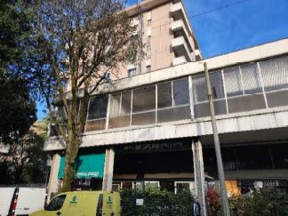 L’unità a destinazione terziaria cat. A/10 di 43,5 vani occupa l’intero primo piano ed è collegata al piano terra da una scala che conduce all’ingresso esclusivo sul porticato condominiale. Posto auto coperto in autorimessa interrata condominiale piano S1 ingresso da Via Brigata Padova civico 15Sup. mq 1165  catastali, 9 mq catastali posto auto coperto. Libero. AVVISO. Poiché alcuni immobili del supercondominio sono stati interessati da un problema di sfondellamento solai, i potenziali acquirenti sono edotti del rischio che il problema possa riguardare anche il presente lotto, con pieno esonero di INPS.Piena Proprietà