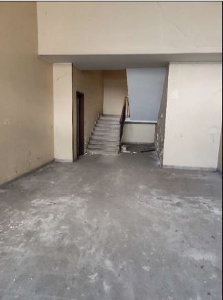 L’unità a destinazione terziaria cat. A/10 di 43,5 vani occupa l’intero primo piano ed è collegata al piano terra da una scala che conduce all’ingresso esclusivo sul porticato condominiale. Posto auto coperto in autorimessa interrata condominiale piano S1 ingresso da Via Brigata Padova civico 15Sup. mq 1165  catastali, 9 mq catastali posto auto coperto. Libero. AVVISO. Poiché alcuni immobili del supercondominio sono stati interessati da un problema di sfondellamento solai, i potenziali acquirenti sono edotti del rischio che il problema possa riguardare anche il presente lotto, con pieno esonero di INPS.Piena Proprietà