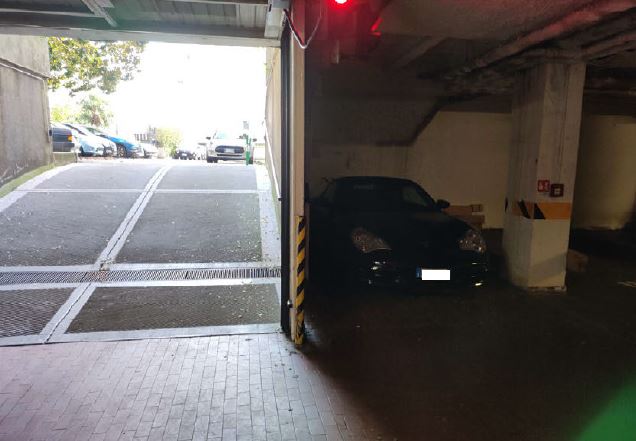 L’unità a destinazione terziaria cat. A/10 di 43,5 vani occupa l’intero primo piano ed è collegata al piano terra da una scala che conduce all’ingresso esclusivo sul porticato condominiale. Posto auto coperto in autorimessa interrata condominiale piano S1 ingresso da Via Brigata Padova civico 15Sup. mq 1165  catastali, 9 mq catastali posto auto coperto. Libero. AVVISO. Poiché alcuni immobili del supercondominio sono stati interessati da un problema di sfondellamento solai, i potenziali acquirenti sono edotti del rischio che il problema possa riguardare anche il presente lotto, con pieno esonero di INPS.Piena Proprietà