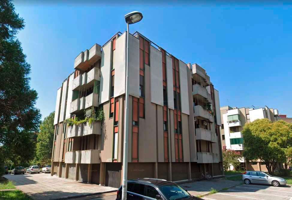 Ufficio ubicato al primo piano, composto da cinque vani, due servizi igienici, un ripostiglio e servito da un poggiolo. Una cantina al piano terra è collegata all'ufficio da una scala interna a chiocciola. Ulteriore pertinenza dell'unità risulta una cantina al piano primo sottostrada. Autorimessa ubicata al piano terra con accesso esterno dotato di basculante. Sup. mq 171 catastali, mq 15 catastali box auto. Libero. Piena Proprietà