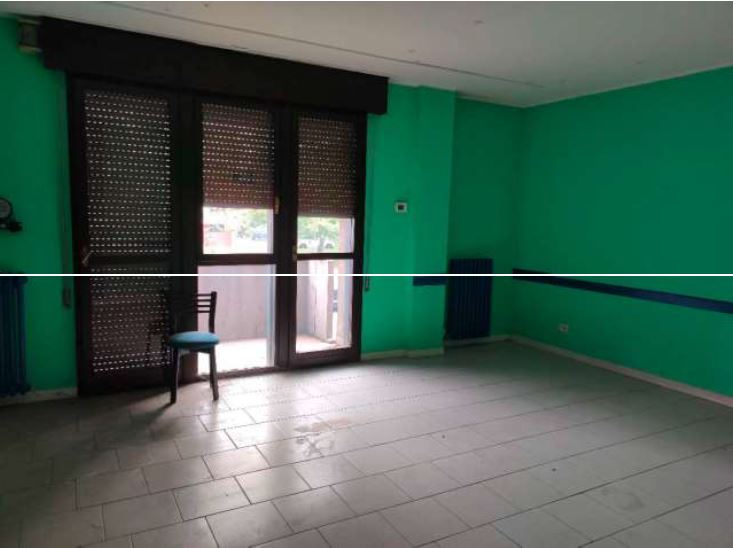 Ufficio ubicato al primo piano, composto da cinque vani, due servizi igienici, un ripostiglio e servito da un poggiolo. Una cantina al piano terra è collegata all'ufficio da una scala interna a chiocciola. Ulteriore pertinenza dell'unità risulta una cantina al piano primo sottostrada. Autorimessa ubicata al piano terra con accesso esterno dotato di basculante. Sup. mq 171 catastali, mq 15 catastali box auto. Libero. Piena Proprietà