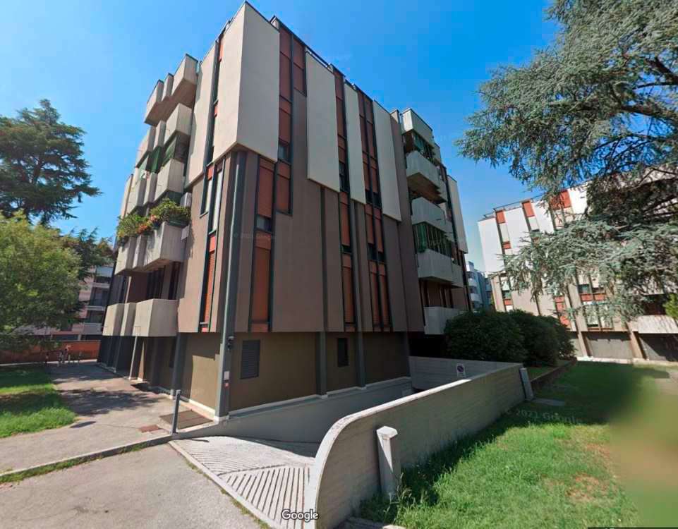 Ufficio ubicato al primo piano, composto da cinque vani, due servizi igienici, un ripostiglio e servito da un poggiolo. Pertinenza dell'unità risulta una cantina al piano terra. Sup. mq 121 catastali. Libero. Piena Proprietà