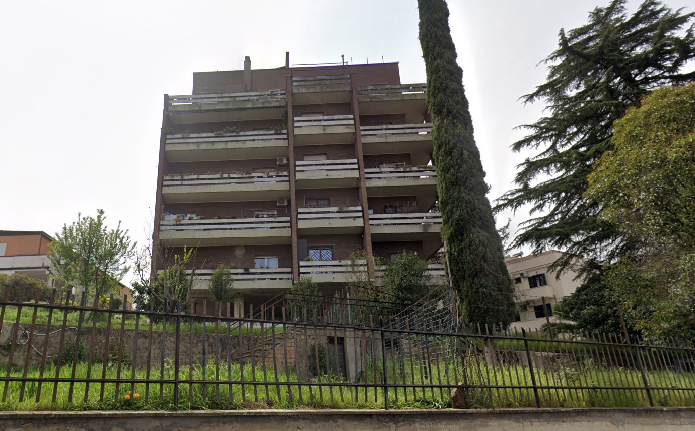 Appartamento composto da 3 locali, 2 bagni, cucina e 2 terrazzi, oltre ad una porzione di giardino ad uso esclusivo, alla cantina, al box e al posto auto + Porzione di giardino ad uso esclusivo, cantina al piano interrato, box auto, e posto auto scoperto nel cortile. Id. cat. Foglio 191, Mappale 8, Sub 502 (appartamento e giardino) - 18 (box) - 508 (posto auto scoperto). Sup. mq 161