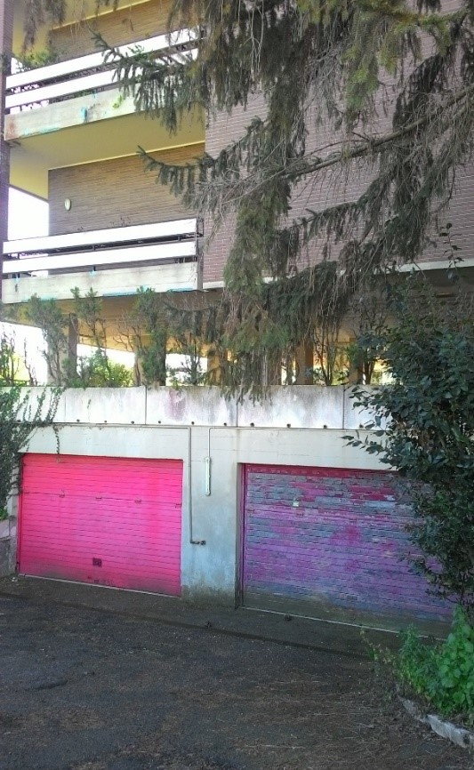 Appartamento composto da 3 locali, 2 bagni, cucina e 2 terrazzi, oltre ad una porzione di giardino ad uso esclusivo, alla cantina, al box e al posto auto + Porzione di giardino ad uso esclusivo, cantina al piano interrato, box auto, e posto auto scoperto nel cortile. Id. cat. Foglio 191, Mappale 8, Sub 502 (appartamento e giardino) - 18 (box) - 508 (posto auto scoperto). Sup. mq 161