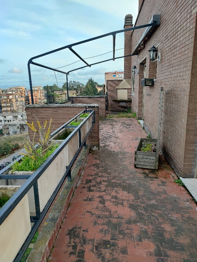 Appartamento composto da 3 locali, 2 bagni, cucina e 2 terrazzi, oltre ad una porzione di giardino ad uso esclusivo, alla cantina, al box e al posto auto + Porzione di giardino ad uso esclusivo, cantina al piano interrato, box auto, e posto auto scoperto nel cortile. Id. cat. Foglio 191, Mappale 8, Sub 502 (appartamento e giardino) - 18 (box) - 508 (posto auto scoperto). Sup. mq 161