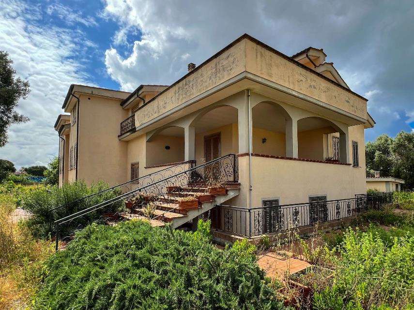 unità immobiliare intestata a I.CO.GE.R. - Proprietà per 1/1 destinata a magazzino individuata al Catasto Fabbricati del Comune di Ladispoli al foglio 74, part. 1196, sub 5 cat. C/2, classe 4, vani 7, rendita € 33,26. L'unità si trova nella corte di pertinenza dell'interno 2, precedentemente indicato. Id. cat. [N.C.E.U.] foglio 74, part. 1196, sub 5 cat. C/2, classe 4, vani 7, rendita € 33,26. Sup. (arr) 8 mq