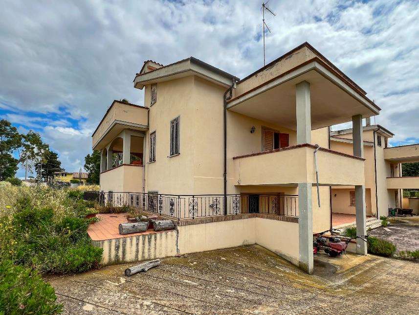 unità immobiliare intestata a I.CO.GE.R. - Proprietà per 1/1 destinata a magazzino individuata al Catasto Fabbricati del Comune di Ladispoli al foglio 74, part. 1196, sub 5 cat. C/2, classe 4, vani 7, rendita € 33,26. L'unità si trova nella corte di pertinenza dell'interno 2, precedentemente indicato. Id. cat. [N.C.E.U.] foglio 74, part. 1196, sub 5 cat. C/2, classe 4, vani 7, rendita € 33,26. Sup. (arr) 8 mq
