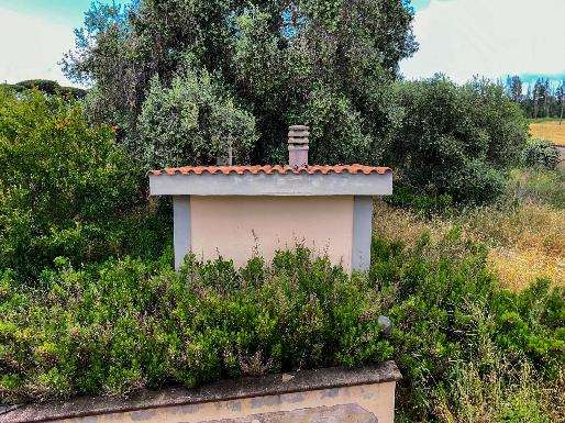 unità immobiliare intestata a I.CO.GE.R. - Proprietà per 1/1 destinata a magazzino individuata al Catasto Fabbricati del Comune di Ladispoli al foglio 74, part. 1196, sub 5 cat. C/2, classe 4, vani 7, rendita € 33,26. L'unità si trova nella corte di pertinenza dell'interno 2, precedentemente indicato. Id. cat. [N.C.E.U.] foglio 74, part. 1196, sub 5 cat. C/2, classe 4, vani 7, rendita € 33,26. Sup. (arr) 8 mq