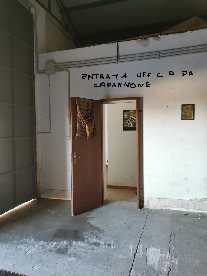 Capannone industriale con annesso locale ufficio e WC. spiazzo comune antistante l'ingresso dell'immobile. Id. Cat. [N.C.E.U.] fg. 34 p.lla 1257 sub.1. Sup (arr) mq. 550 circa. piena proprietà. locato