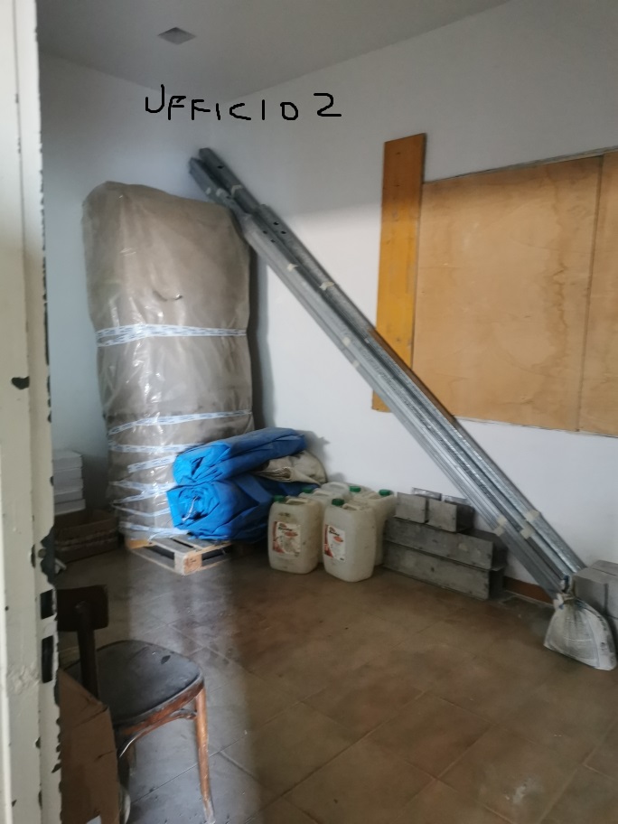 Capannone industriale con annesso locale ufficio e WC. spiazzo comune antistante l'ingresso dell'immobile. Id. Cat. [N.C.E.U.] fg. 34 p.lla 1257 sub.1. Sup (arr) mq. 550 circa. piena proprietà. locato