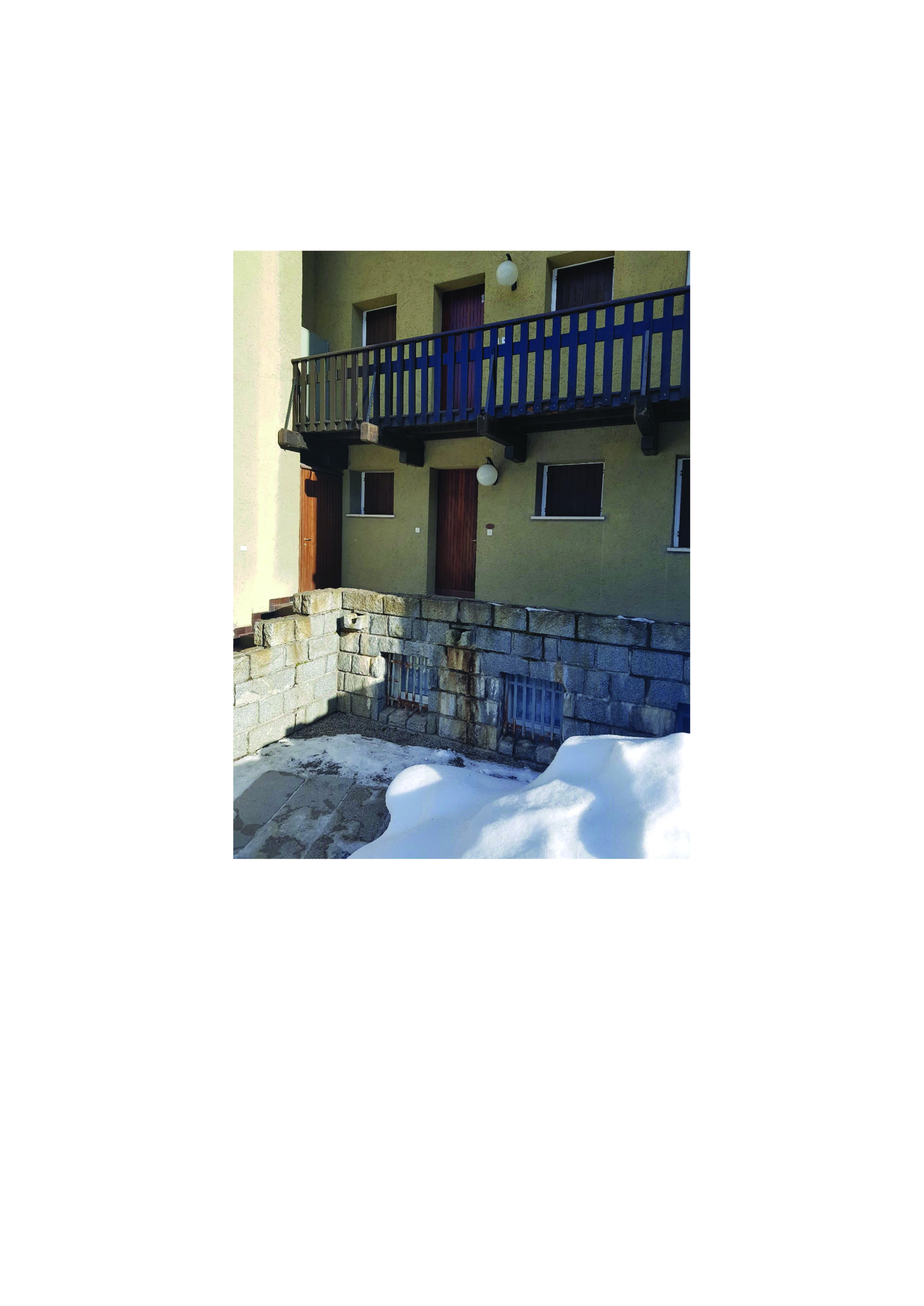 Immobile ad uso abitativo:piano rialzato composto da: cucina-soggiorno-n.2 camere da letto e n.1 bagno, detto piano è collegato con il piano seminterrato tramite scala a chiocciola. piano seminterrato composto da:  n.1 camera da letto e n.1 bagno; posto auto scoperto; LOCALI ad uso comune oltre area scoperta -giradino - cortile. Id. Cat. [N.C.E.U.] fg. 11 p.lla 1084 PM 5 sub. 3; fg.  11 p.lla 2314 PM 5 sub. 5; fg.11 p.lla 1084 PM 13 sub. 16 - PM 13 sub. 13; fg. 11 p.lla 1488 PM 242 sub 171; posto auto coperto ubicato nel condominio Rio Falze'. Sup (arr) mq 80; mq 15; mq 12. piena proprietà; piena proprietà; 1/9; Piena proprietà. Locato.