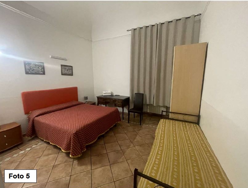 L'UNITA' IMMOBILIARE A DESTINAZIONE ALBERGO SI SVILUPPA AL PRIMO PIANO DELL'EDIFICIO DI SETTE PIANI  FUORI TERRA. L'IMMOBILE E' DIVISO IN SETTE STANZE DOTATE CIASCUNA DI SERVIZI IGIENICI, DI CUI SEI ACCESSIBILI DA UN INGRESSO COMUNE, MENTRA LA SETTIMA STANZA E' ACCESSIBILE AUTONOMAMENTE DAL PIANEROTTOLO CONDOMINIALE. LO STATO MANUTENTIVO DELLE UNITA' IMMOBILIARI E' RITENUTO NORMALE. ALLO STATO L'IMMOBILE E' LOCATO COME DA CONTRATTO DI LOCAZIONE SCIOLTO AI SENSI DELLE NORME "CAM" A SEGUITO DI CONFISCA DEFINITIVA. CANTINA AL PIANO INTERRATO DI CIRCA 6,00 M2 DI PERTINENZA DELL'UNITA' A DESTINAZIONE ALBERGO. FOGLIO 474 PARTICELLA 54 SUBALTERNI 507 E 82. MQ 157 DI SUPERFICI COMMERCIALI