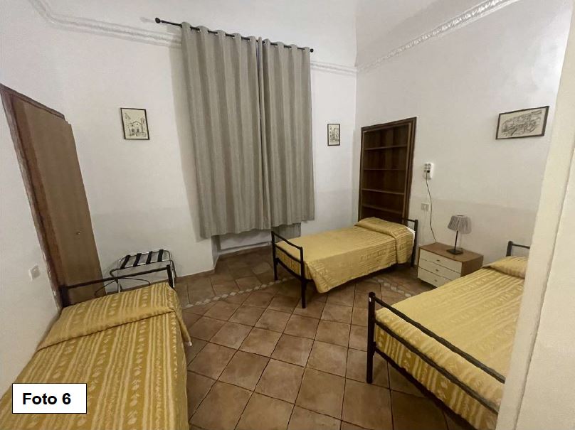L'UNITA' IMMOBILIARE A DESTINAZIONE ALBERGO SI SVILUPPA AL PRIMO PIANO DELL'EDIFICIO DI SETTE PIANI  FUORI TERRA. L'IMMOBILE E' DIVISO IN SETTE STANZE DOTATE CIASCUNA DI SERVIZI IGIENICI, DI CUI SEI ACCESSIBILI DA UN INGRESSO COMUNE, MENTRA LA SETTIMA STANZA E' ACCESSIBILE AUTONOMAMENTE DAL PIANEROTTOLO CONDOMINIALE. LO STATO MANUTENTIVO DELLE UNITA' IMMOBILIARI E' RITENUTO NORMALE. ALLO STATO L'IMMOBILE E' LOCATO COME DA CONTRATTO DI LOCAZIONE SCIOLTO AI SENSI DELLE NORME "CAM" A SEGUITO DI CONFISCA DEFINITIVA. CANTINA AL PIANO INTERRATO DI CIRCA 6,00 M2 DI PERTINENZA DELL'UNITA' A DESTINAZIONE ALBERGO. FOGLIO 474 PARTICELLA 54 SUBALTERNI 507 E 82. MQ 157 DI SUPERFICI COMMERCIALI