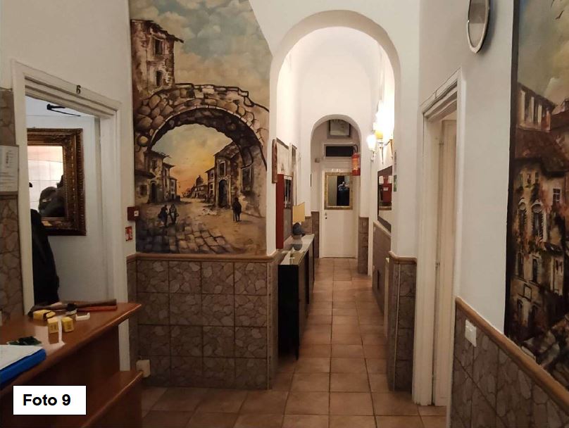 L'UNITA' IMMOBILIARE A DESTINAZIONE ALBERGO SI SVILUPPA AL PRIMO PIANO DELL'EDIFICIO DI SETTE PIANI  FUORI TERRA. L'IMMOBILE E' DIVISO IN SETTE STANZE DOTATE CIASCUNA DI SERVIZI IGIENICI, DI CUI SEI ACCESSIBILI DA UN INGRESSO COMUNE, MENTRA LA SETTIMA STANZA E' ACCESSIBILE AUTONOMAMENTE DAL PIANEROTTOLO CONDOMINIALE. LO STATO MANUTENTIVO DELLE UNITA' IMMOBILIARI E' RITENUTO NORMALE. ALLO STATO L'IMMOBILE E' LOCATO COME DA CONTRATTO DI LOCAZIONE SCIOLTO AI SENSI DELLE NORME "CAM" A SEGUITO DI CONFISCA DEFINITIVA. CANTINA AL PIANO INTERRATO DI CIRCA 6,00 M2 DI PERTINENZA DELL'UNITA' A DESTINAZIONE ALBERGO. FOGLIO 474 PARTICELLA 54 SUBALTERNI 507 E 82. MQ 157 DI SUPERFICI COMMERCIALI