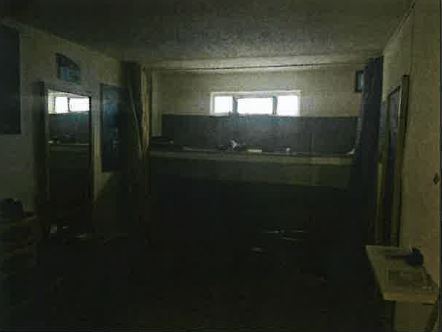 Immobile ad uso box auto.Unico vano di circa 12 m2 con apertura di accesso ampia circa 3,00 mt. con saracinesca metallica avvolgibile, l’immobile nel quale persistono alcune suppellettili, risulta liberato, internamente è composto da un unico vano, in normale stato manutentivo. La parte adibita a box auto e magazzini risulta sia nelle parti comuni condominiali che nella maggior parte delle unità adibite a box auto e magazzini, in uno stato di semi abbandono, con intonaci ammalorati, superfici dei solai di interpiano ammalorati con parziali crolli delle pignatte e ferri di armatura dei solai arrugginiti ed ammalorati. Id. cat. NCEU - Cat. C/6 - Foglio 88 – Part.lla 2453 – subalterno 55, interno 6