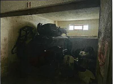 Immobile ad uso box auto.Unico vano di circa 12 m2 con apertura di accesso ampia circa 3,00 mt. con saracinesca metallica avvolgibile, l’immobile, nel quale persistono alcune suppellettili risulta liberato, internamente è composto da un unico vano con piccolo sopplaco , in scadente stato manutentivo. La parte adibita a box auto e magazzini risulta sia nelle parti comuni condominiali che nella maggior parte delle unità adibite a box auto e magazzini, in uno stato di semi abbandono, con intonaci ammalorati, superfici dei solai di interpiano ammalorati con parziali crolli delle pignatte e ferri di armatura dei solai arrugginiti ed ammalorati. Id. cat. NCEU - Cat. C/6 - Foglio 88 – Part.lla 2453 – subalterno 61 interno 12