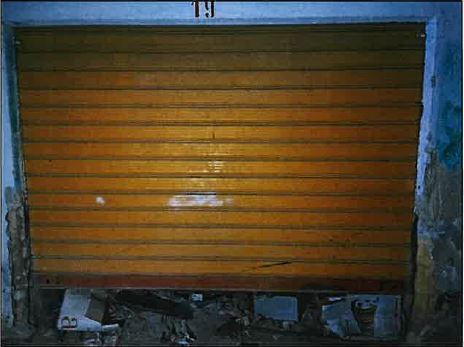 "Immobile ad uso box auto.Unico vano di circa 13 m2 con apertura di accesso ampia circa 3,00 mt. con saracinesca metallica avvolgibile, l’immobile, nel quale persistono alcune suppellettili risulta liberato, internamente è composto da un unico vano , in scadente stato manutentivo. La parte adibita a box auto e magazzini risulta sia nelle parti comuni condominiali che nella maggior parte delle unità adibite a box auto e magazzini, in uno stato di semi abbandono, con intonaci ammalorati, superfici dei solai di interpiano ammalorati con parziali crolli delle pignatte e ferri di armatura dei solai arrugginiti ed ammalorati. Id. cat. NCEU - Cat. C/6 - Foglio 88 – Part.lla 2453 – subalterno 69 interno 20
