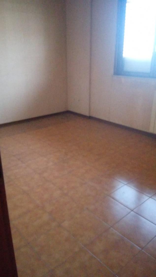 Appartamento posto al piano quinto, intermedio con ascensore, composto da soggiorno, cucina, 2 camere, 1 disimpegno, 1 bagno, 1 balcone con parapetto in cemento. Id. cat. [N.C.E.U] Unità residenziale categoria A3 foglio 959 particella 685 sub 572. Sup. MQ (arr.) 68 mq catastali. Libero. Piena proprietà