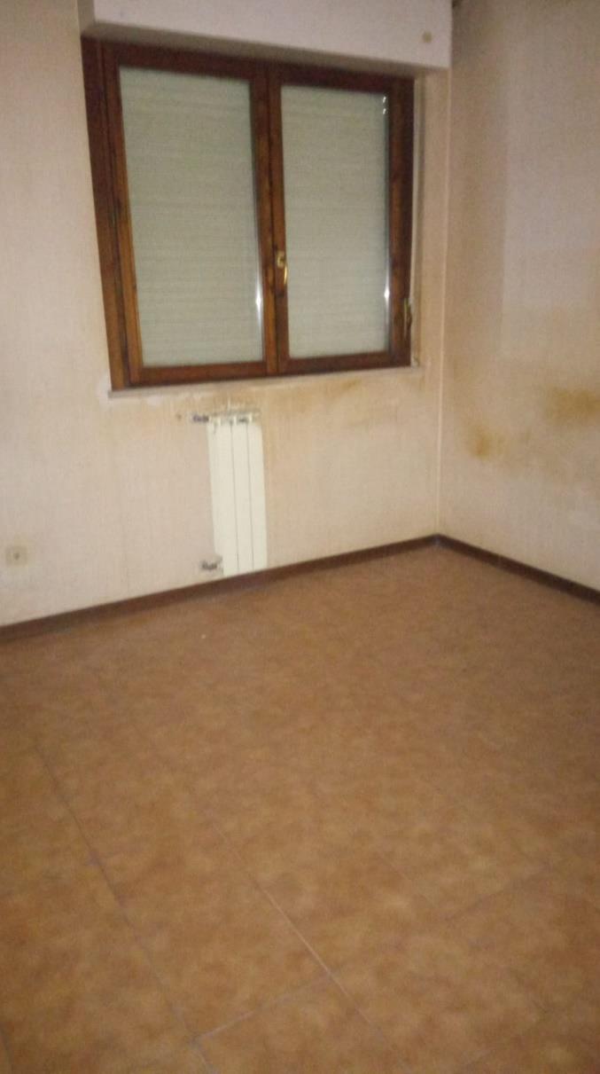 Appartamento posto al piano quinto, intermedio con ascensore, composto da soggiorno, cucina, 2 camere, 1 disimpegno, 1 bagno, 1 balcone con parapetto in cemento. Id. cat. [N.C.E.U] Unità residenziale categoria A3 foglio 959 particella 685 sub 572. Sup. MQ (arr.) 68 mq catastali. Libero. Piena proprietà