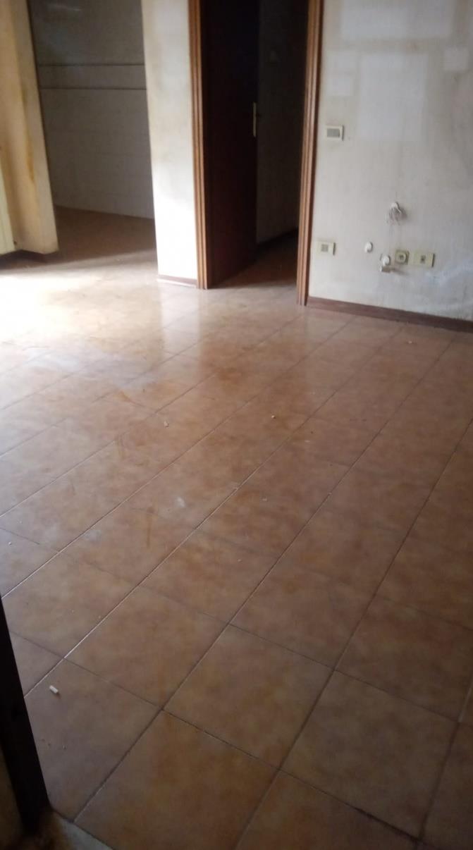 Appartamento posto al piano quinto, intermedio con ascensore, composto da soggiorno, cucina, 2 camere, 1 disimpegno, 1 bagno, 1 balcone con parapetto in cemento. Id. cat. [N.C.E.U] Unità residenziale categoria A3 foglio 959 particella 685 sub 572. Sup. MQ (arr.) 68 mq catastali. Libero. Piena proprietà
