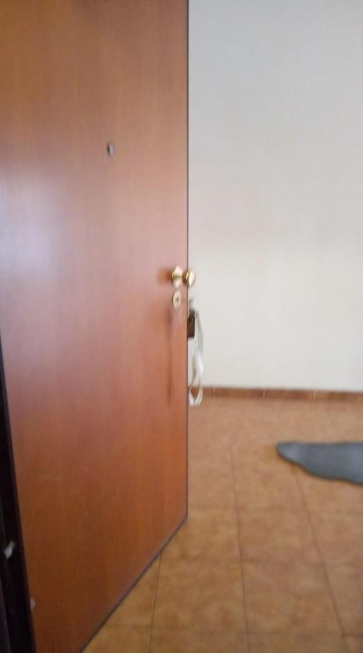 Appartamento posto al piano quinto, intermedio con ascensore, composto da soggiorno, cucina, 1 camera, 1 disimpegno, 1 bagno, 1 balcone con parapetto in cemento. Posto auto coperto facilmente accessibile tramite rampa carrabile con semplicità di manovra e con altezza di piano pari a 2,95 ml. Interno 14 piano S1. Id. cat. [N.C.E.U] Unità residenziale categoria A3 foglio 959 particella 685 sub 595; Unità secondaria categoria C6 foglio 959 particella 685 sub 70. Sup. MQ (arr.) 54 mq catastali; 10 mq catastali. Libero. Piena proprietà