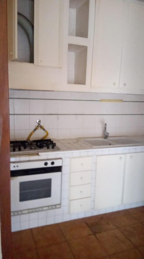 Appartamento posto al piano quinto, intermedio con ascensore, composto da soggiorno, cucina, 1 camera, 1 disimpegno, 1 bagno, 1 balcone con parapetto in cemento. Posto auto coperto facilmente accessibile tramite rampa carrabile con semplicità di manovra e con altezza di piano pari a 2,95 ml. Interno 14 piano S1. Id. cat. [N.C.E.U] Unità residenziale categoria A3 foglio 959 particella 685 sub 595; Unità secondaria categoria C6 foglio 959 particella 685 sub 70. Sup. MQ (arr.) 54 mq catastali; 10 mq catastali. Libero. Piena proprietà