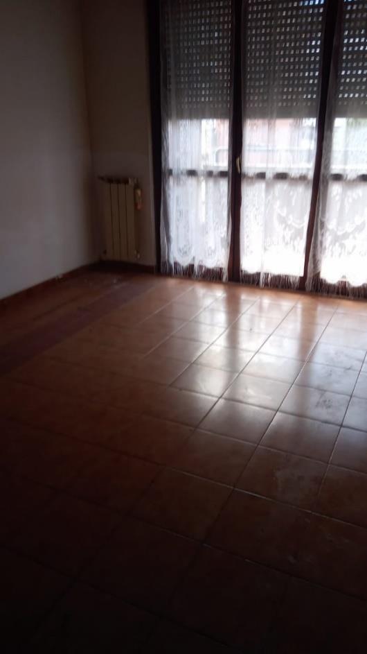 Appartamento posto al piano quinto, intermedio con ascensore, composto da soggiorno, cucina, 1 camera, 1 disimpegno, 1 bagno, 1 balcone con parapetto in cemento. Posto auto coperto facilmente accessibile tramite rampa carrabile con semplicità di manovra e con altezza di piano pari a 2,95 ml. Interno 14 piano S1. Id. cat. [N.C.E.U] Unità residenziale categoria A3 foglio 959 particella 685 sub 595; Unità secondaria categoria C6 foglio 959 particella 685 sub 70. Sup. MQ (arr.) 54 mq catastali; 10 mq catastali. Libero. Piena proprietà