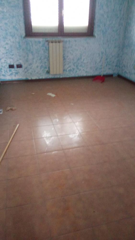 Appartamento posto al piano settimo, ultimo con ascensore, composto da soggiorno, cucina, 2 camere, 1 disimpegno, 2 bagni, 2 balconi con parapetto in cemento. Id. cat. [N.C.E.U] Unità residenziale categoria A3 foglio 959 particella 685 sub 605. Sup. MQ (arr.) 77 mq catastali. Libero. Piena proprietà