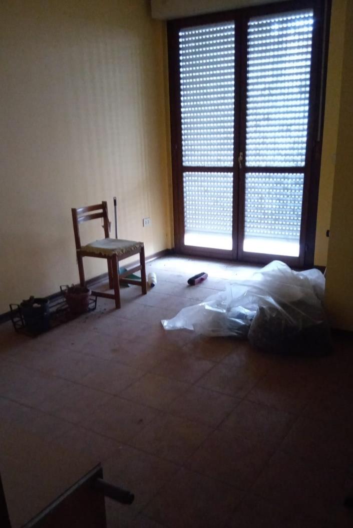Appartamento posto al piano settimo, ultimo con ascensore, composto da soggiorno, cucina, 2 camere, 1 disimpegno, 2 bagni, 2 balconi con parapetto in cemento. Id. cat. [N.C.E.U] Unità residenziale categoria A3 foglio 959 particella 685 sub 605. Sup. MQ (arr.) 77 mq catastali. Libero. Piena proprietà