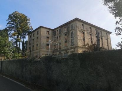 Il complesso immobiliare è costituito da un edificio minore denominato “Chiosco del portiere” posto in prossimità di uno dei due accessi. “Villa San Giuseppe” un edificio risalente al XV secolo che divenuto di proprietà della Croce Rossa Italiana è stato adibito ad uso ospedaliero. “La Villetta” un edificio destinato a civile abitazione con scuderia, serra, rimessa, concimaia e casa del casiere. Alcuni locali, un tempo destinati a limonaia, furono trasformati in saletta cinematografica e piccolo teatro. Il terreno di pertinenza nasce in parte come parco monumentale ed in parte come terreno coltivato a vigneto e frutteto. Stato manutentivo generale dal sopralluogo interno eseguito può definirsi di avanzato degrado. Terreno 32.013 mc. Sup. catastaler 2069 mq. Piena proprietà. Libero