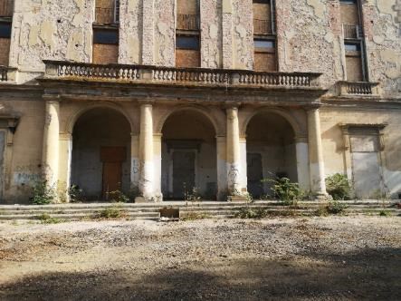 Il complesso immobiliare è costituito da un edificio minore denominato “Chiosco del portiere” posto in prossimità di uno dei due accessi. “Villa San Giuseppe” un edificio risalente al XV secolo che divenuto di proprietà della Croce Rossa Italiana è stato adibito ad uso ospedaliero. “La Villetta” un edificio destinato a civile abitazione con scuderia, serra, rimessa, concimaia e casa del casiere. Alcuni locali, un tempo destinati a limonaia, furono trasformati in saletta cinematografica e piccolo teatro. Il terreno di pertinenza nasce in parte come parco monumentale ed in parte come terreno coltivato a vigneto e frutteto. Stato manutentivo generale dal sopralluogo interno eseguito può definirsi di avanzato degrado. Terreno 32.013 mc. Sup. catastaler 2069 mq. Piena proprietà. Libero