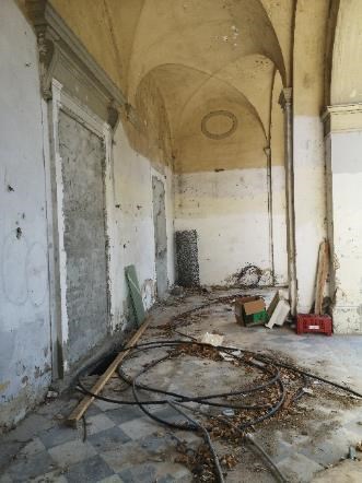 Il complesso immobiliare è costituito da un edificio minore denominato “Chiosco del portiere” posto in prossimità di uno dei due accessi. “Villa San Giuseppe” un edificio risalente al XV secolo che divenuto di proprietà della Croce Rossa Italiana è stato adibito ad uso ospedaliero. “La Villetta” un edificio destinato a civile abitazione con scuderia, serra, rimessa, concimaia e casa del casiere. Alcuni locali, un tempo destinati a limonaia, furono trasformati in saletta cinematografica e piccolo teatro. Il terreno di pertinenza nasce in parte come parco monumentale ed in parte come terreno coltivato a vigneto e frutteto. Stato manutentivo generale dal sopralluogo interno eseguito può definirsi di avanzato degrado. Terreno 32.013 mc. Sup. catastaler 2069 mq. Piena proprietà. Libero