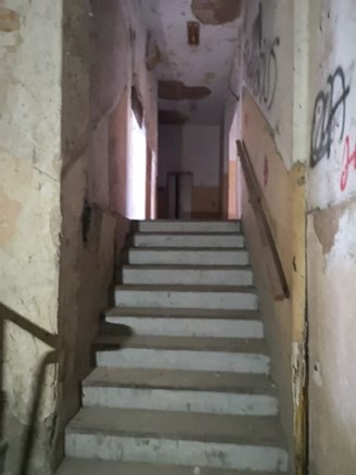Il complesso immobiliare è costituito da un edificio minore denominato “Chiosco del portiere” posto in prossimità di uno dei due accessi. “Villa San Giuseppe” un edificio risalente al XV secolo che divenuto di proprietà della Croce Rossa Italiana è stato adibito ad uso ospedaliero. “La Villetta” un edificio destinato a civile abitazione con scuderia, serra, rimessa, concimaia e casa del casiere. Alcuni locali, un tempo destinati a limonaia, furono trasformati in saletta cinematografica e piccolo teatro. Il terreno di pertinenza nasce in parte come parco monumentale ed in parte come terreno coltivato a vigneto e frutteto. Stato manutentivo generale dal sopralluogo interno eseguito può definirsi di avanzato degrado. Terreno 32.013 mc. Sup. catastaler 2069 mq. Piena proprietà. Libero