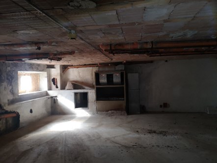 Il complesso immobiliare è costituito da un edificio minore denominato “Chiosco del portiere” posto in prossimità di uno dei due accessi. “Villa San Giuseppe” un edificio risalente al XV secolo che divenuto di proprietà della Croce Rossa Italiana è stato adibito ad uso ospedaliero. “La Villetta” un edificio destinato a civile abitazione con scuderia, serra, rimessa, concimaia e casa del casiere. Alcuni locali, un tempo destinati a limonaia, furono trasformati in saletta cinematografica e piccolo teatro. Il terreno di pertinenza nasce in parte come parco monumentale ed in parte come terreno coltivato a vigneto e frutteto. Stato manutentivo generale dal sopralluogo interno eseguito può definirsi di avanzato degrado. Terreno 32.013 mc. Sup. catastaler 2069 mq. Piena proprietà. Libero