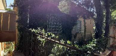 Il bene in questione è caratterizzato da un complesso immobiliare costituito da cinque corpi di fabbrica posti lungo la via Pergoli. Consultare la Perizia.  p. 1516 - 31 mq;  p. 248 - 5.447 mq; p. 587 - 3.179 mqSup. tot 8.657 mq. Piena proprietà. Libero