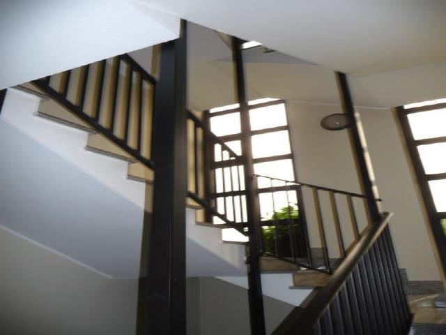 Appartamento al piano secondo, soggiorno, cucina, ripostiglio, due camere, due bagni. Triplo affaccio e due balconi; pavimenti in ceramica e marmo nella zona giorno e parquet nelle camere, le pareti intonacate e tinteggiate. I locali bagno e cucina pareti rivestite in ceramica e parte intonacate e tinteggiate. In bagno sanitari in ceramica. I serramenti in legno con vetrocamera. L'appartamento impianto di riscaldamento autonomo. Cantina al piano seminterrato. Posto auto coperto scala F piano S1 int. 2. Pianta rettangolare h. 250, facilità di accesso normale, fruibilità completa. Pavimenti in battuto di cemento. Id. cat. Un. Res. cat. A/2 foglio 22 part. 220 sub 49  e Un. Sec. cat. C/6 foglio 22 part. 220 sub 710. Sup. MQ (arr) mq catastali 95 - 13.Libero.Piena proprietà.