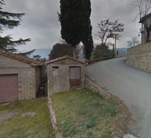 E' un fabbricato di caratteristiche e dimensioni modeste, destinato a magazzino, si presenta in mediocre stato di manutenzione e conservazione,è provvisto di una piccola corte pertinenziale a fondo naturale. L'immobile si sviluppa a piano terra: le strutture portanti sono realizzate in muratura ordinaria di pietra e mattoni, ed il tetto è a falde inclinate del tipo a capanna, ricoperto da manto di copertura in tegol-coppo. L'ingresso è dotato di un portone in legno di vecchia fabbricazione. Sup. terreni 22 m² fabbricato 10 m². LOCATO. Piena proprietà