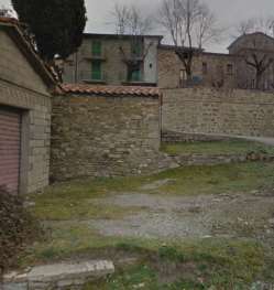 E' un fabbricato di caratteristiche e dimensioni modeste, destinato a magazzino, si presenta in mediocre stato di manutenzione e conservazione,è provvisto di una piccola corte pertinenziale a fondo naturale. L'immobile si sviluppa a piano terra: le strutture portanti sono realizzate in muratura ordinaria di pietra e mattoni, ed il tetto è a falde inclinate del tipo a capanna, ricoperto da manto di copertura in tegol-coppo. L'ingresso è dotato di un portone in legno di vecchia fabbricazione. Sup. terreni 22 m² fabbricato 10 m². LOCATO. Piena proprietà