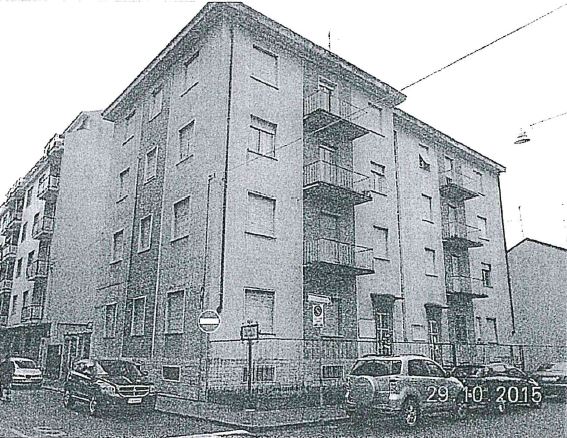 Complesso immobiliare di non recente costruzione, su quattro piani senza impianto ascensore,oltre a piano seminterrato. Gli alloggi si presentano in cattivo stato di manutenzione e conservazione, con impianti idrico, elettrico e termico obsoleti. Nel cortile interno basso fabbricato in strutture di muratura ordinaria ad uso autorimessa.