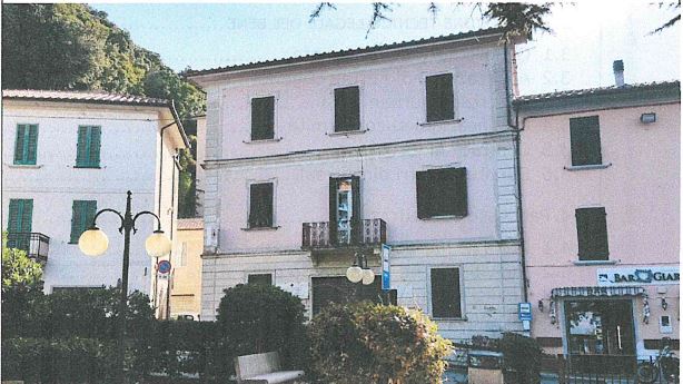 E' un immobile residenziale ubicato al primo piano di un fabbricato ad uso prevalentemente abitativo. Palazzina plurifamiliare in muratura, con copertura a falda, di epoca antecedente al 1826 e composta da n. 3 livelli fuori terra, posta in adiacenza, su un solo lato, ad altra costruzione. L'edificio presenta una facciata su via principale di aspetto più ricercato, con la parte basamentale in finto bugnato ed i livelli superiori rivestiti in tessere di klinker. Non è dotato di ascensore. Complessivamente il fabbricato, incluse le parti comuni, si presenta in normale stato manutentivo.