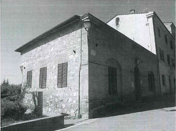 Il fabbricato è un edificio costituito da un solo piano fuori terra con sottotetto.Il lato principale dell'edificio è caratterizzato dalla lineare facciata in muratura portante di mattoni a faccia vista priva di cornicione, la porta di accesso principale è ad arco a tutto sesto, lateralmente si trovano due finestrature racchiuse in nicchie ad arco a sesto ribassato. Al piano terra si trova ingresso, sala d'aspetto, quattro locali principali due servizi igienici un ripostiglio ed un locale esterno, al piano sottotetto una soffitta parzialmente praticabile ed una non praticabile. MQ 222
