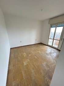 Appartamento di civile abitazione al piano terzo con annessa cantina al piano seminterrato: composto da soggiorno, cucina, due disimpegni, due camere da letto, un bagno e due balconi. Cantina al piano seminterrato accessibile da vano scala comune
