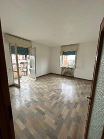 Appartamento di civile abitazione al piano terzo con annessa cantina al piano seminterrato: composto da soggiorno, cucina, due disimpegni, due camere da letto, un bagno e due balconi. Cantina al piano seminterrato accessibile da vano scala comune