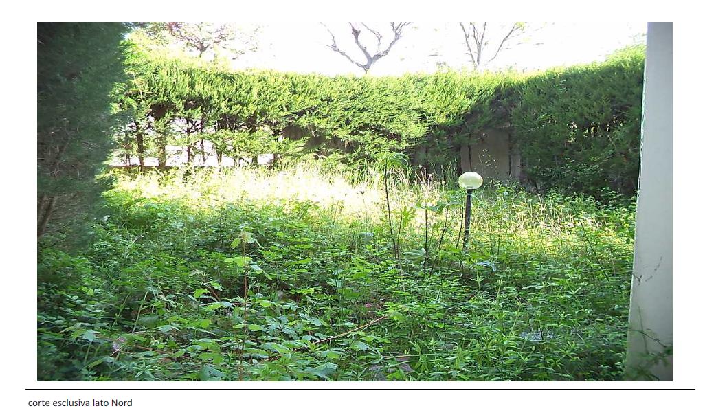 Trattasi di unità immobiliare destinata ad abitazione composta da soggiorno, cucina, tre locali, corridoio e n.2 servizi igienici. Unità immobiliare di 13 mq catastali destinata a posto auto coperto. Ulteriore Unità immobiliare di 21 mq catastali destinata ad autorimessa. Id. cat. Unità principale categoria A2 foglio 96 particella 752 sub 72 Unità secondaria categoria C6 foglio 96 particella 752 sub 191 Unità secondaria categoria C6 foglio 96 particella 752 sub 179. Sup. MQ (arr.) 130 mq catastali, 13 mq catastali, 21 mq catastali. Libero. Piena Proprietà.