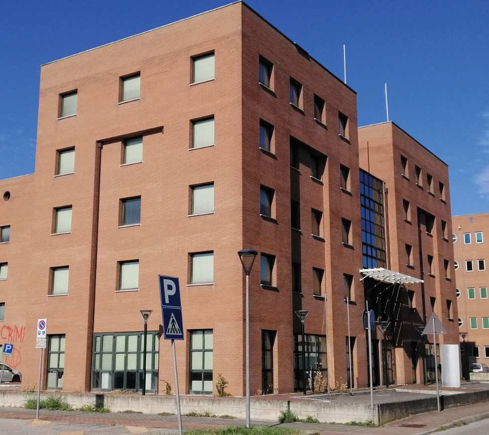 L’immobile, con corte esclusiva, ha due ingressi adiacenti (ingresso al pubblico ed ingresso di servizio). La porzione immobiliare presenta le seguenti destinazioni d’uso dei locali: piano terra: ingresso, disimpegno, archivi, sala macchine, locale termico, uffici per il ricevimento del pubblico, ufficio, servizi igienici, scale, vano ascensore, corte esclusiva;  piano primo: uffici, servizi igienici, ripostigli, disimpegni;  piano secondo: uffici, servizi igienici, ripostigli, disimpegni, locale tecnico, sala break, infermeria; piano terzo: uffici, servizi igienici, ripostigli, disimpegni; piano quarto: uffici, sala riunioni, disimpegno, servizi igienici.. Id. cat. Unità Principale cat. B/4 foglio 135 part. 880 sub 2. Sup. MQ (arr.) mq catastali 1952