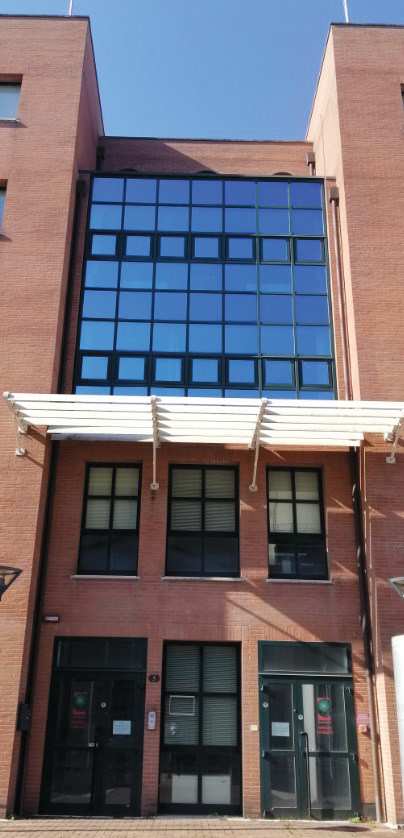 L’immobile, con corte esclusiva, ha due ingressi adiacenti (ingresso al pubblico ed ingresso di servizio). La porzione immobiliare presenta le seguenti destinazioni d’uso dei locali: piano terra: ingresso, disimpegno, archivi, sala macchine, locale termico, uffici per il ricevimento del pubblico, ufficio, servizi igienici, scale, vano ascensore, corte esclusiva;  piano primo: uffici, servizi igienici, ripostigli, disimpegni;  piano secondo: uffici, servizi igienici, ripostigli, disimpegni, locale tecnico, sala break, infermeria; piano terzo: uffici, servizi igienici, ripostigli, disimpegni; piano quarto: uffici, sala riunioni, disimpegno, servizi igienici.. Id. cat. Unità Principale cat. B/4 foglio 135 part. 880 sub 2. Sup. MQ (arr.) mq catastali 1952