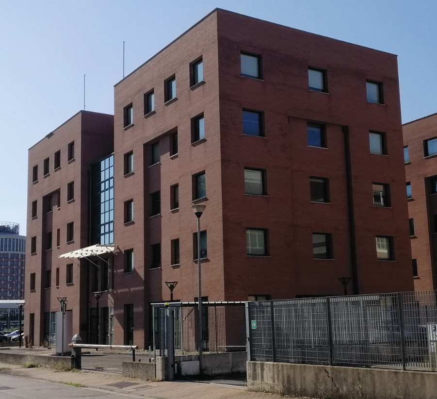 L’immobile, con corte esclusiva, ha due ingressi adiacenti (ingresso al pubblico ed ingresso di servizio). La porzione immobiliare presenta le seguenti destinazioni d’uso dei locali: piano terra: ingresso, disimpegno, archivi, sala macchine, locale termico, uffici per il ricevimento del pubblico, ufficio, servizi igienici, scale, vano ascensore, corte esclusiva;  piano primo: uffici, servizi igienici, ripostigli, disimpegni;  piano secondo: uffici, servizi igienici, ripostigli, disimpegni, locale tecnico, sala break, infermeria; piano terzo: uffici, servizi igienici, ripostigli, disimpegni; piano quarto: uffici, sala riunioni, disimpegno, servizi igienici.. Id. cat. Unità Principale cat. B/4 foglio 135 part. 880 sub 2. Sup. MQ (arr.) mq catastali 1952