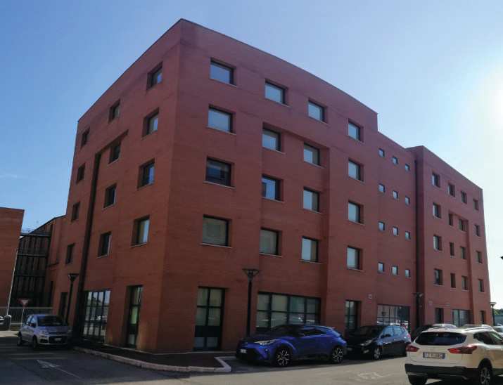 L’immobile, con corte esclusiva, ha due ingressi adiacenti (ingresso al pubblico ed ingresso di servizio). La porzione immobiliare presenta le seguenti destinazioni d’uso dei locali: piano terra: ingresso, disimpegno, archivi, sala macchine, locale termico, uffici per il ricevimento del pubblico, ufficio, servizi igienici, scale, vano ascensore, corte esclusiva;  piano primo: uffici, servizi igienici, ripostigli, disimpegni;  piano secondo: uffici, servizi igienici, ripostigli, disimpegni, locale tecnico, sala break, infermeria; piano terzo: uffici, servizi igienici, ripostigli, disimpegni; piano quarto: uffici, sala riunioni, disimpegno, servizi igienici.. Id. cat. Unità Principale cat. B/4 foglio 135 part. 880 sub 2. Sup. MQ (arr.) mq catastali 1952