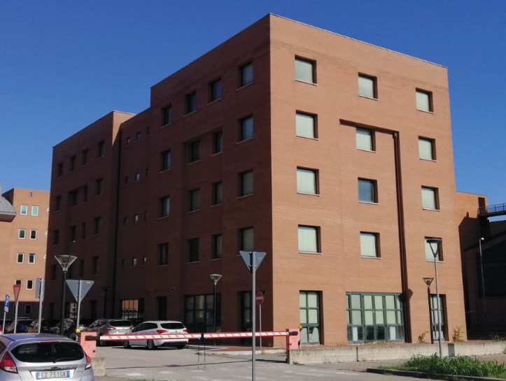 L’immobile, con corte esclusiva, ha due ingressi adiacenti (ingresso al pubblico ed ingresso di servizio). La porzione immobiliare presenta le seguenti destinazioni d’uso dei locali: piano terra: ingresso, disimpegno, archivi, sala macchine, locale termico, uffici per il ricevimento del pubblico, ufficio, servizi igienici, scale, vano ascensore, corte esclusiva;  piano primo: uffici, servizi igienici, ripostigli, disimpegni;  piano secondo: uffici, servizi igienici, ripostigli, disimpegni, locale tecnico, sala break, infermeria; piano terzo: uffici, servizi igienici, ripostigli, disimpegni; piano quarto: uffici, sala riunioni, disimpegno, servizi igienici.. Id. cat. Unità Principale cat. B/4 foglio 135 part. 880 sub 2. Sup. MQ (arr.) mq catastali 1952