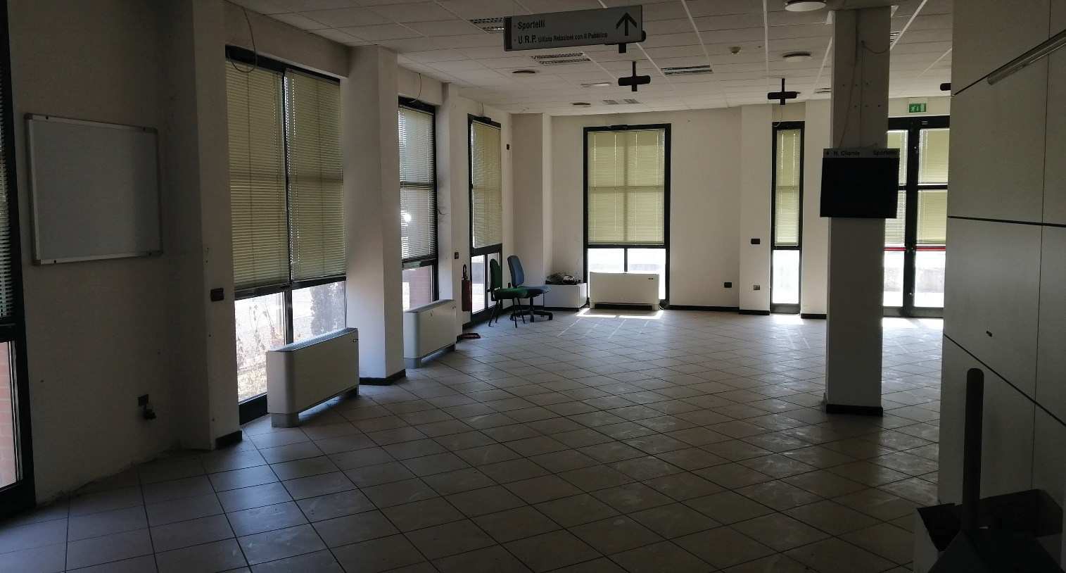 L’immobile, con corte esclusiva, ha due ingressi adiacenti (ingresso al pubblico ed ingresso di servizio). La porzione immobiliare presenta le seguenti destinazioni d’uso dei locali: piano terra: ingresso, disimpegno, archivi, sala macchine, locale termico, uffici per il ricevimento del pubblico, ufficio, servizi igienici, scale, vano ascensore, corte esclusiva;  piano primo: uffici, servizi igienici, ripostigli, disimpegni;  piano secondo: uffici, servizi igienici, ripostigli, disimpegni, locale tecnico, sala break, infermeria; piano terzo: uffici, servizi igienici, ripostigli, disimpegni; piano quarto: uffici, sala riunioni, disimpegno, servizi igienici.. Id. cat. Unità Principale cat. B/4 foglio 135 part. 880 sub 2. Sup. MQ (arr.) mq catastali 1952